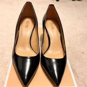 Michael Michael Kors MK/Flex Kitten pump patent